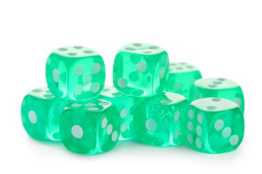 Beyaz arkaplanda yeşil oyun zarları