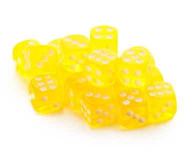 Beyaz arkaplanda sarı kart yığınları