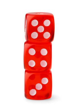 Beyaz arkaplanda kırmızı oyun zarları yığını