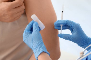 Klinikte aşı yapan doktor, yakın plan.