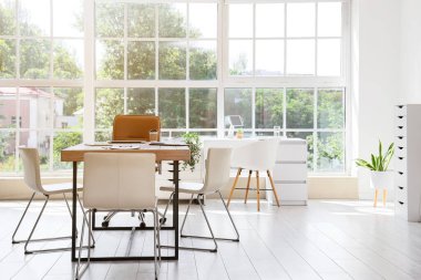 Masası ve penceresi olan konferans salonunun içi