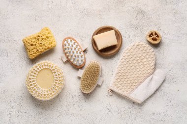 Masaj vücut fırçaları, masaj eldiveni, sünger ve sabun ile beyaz grunge arka planda kompozisyon