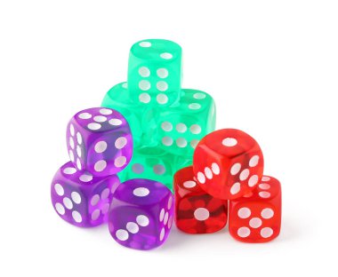 Beyaz arkaplanda farklı oyun zarları yığını