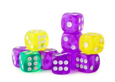 Beyaz arkaplanda farklı oyun zarları yığını