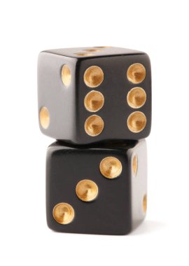 Siyah oyun zarları beyaz arkaplanda izole edildi