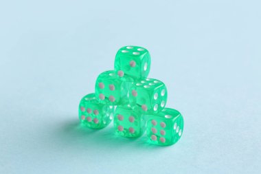 Mavi arkaplanda yeşil oyun zarları yığını