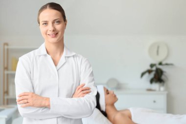 Kadın güzellik uzmanı kuaförde müşteriye karşı