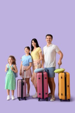 Leylak arkaplanlı bavullu turist ailesi