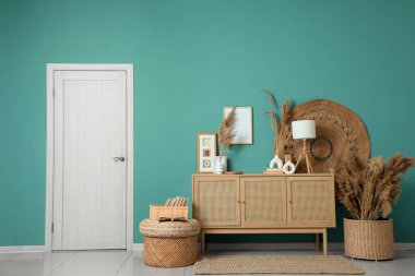 Çekmece, puf ve sepet. Oturma odasının içinde otlar var.