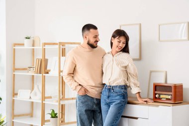 Evde radyo dinleyen genç bir çift