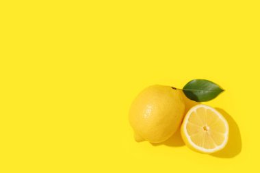 Taze limon ve sarı arka planda yaprak.