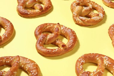 Sarı arka planda lezzetli tuzlu krakerler, yakın plan.