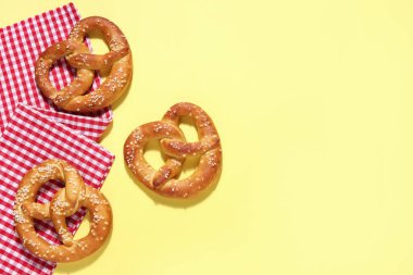 Sarı arka planda lezzetli tuzlu krakerler.