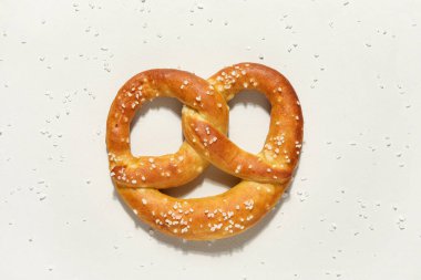 Gri arkaplanda lezzetli tuzlu kraker