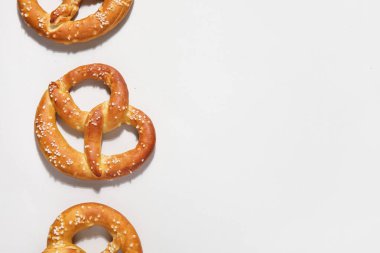 Gri arkaplanda lezzetli tuzlu krakerler.