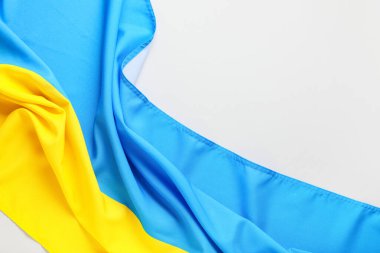 Beyaz arkaplanda Ukrayna bayrağı, üst görünüm