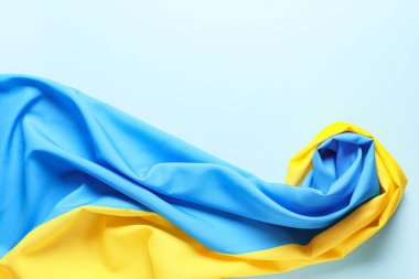 Mavi arkaplanda Ukrayna bayrağı, üst görünüm