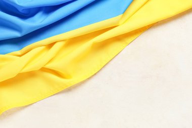 Grunge beyaz arka planda Ukrayna bayrağı, üst görünüm