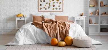 Sonbahar dekorasyonlu şık bir yatak odası.