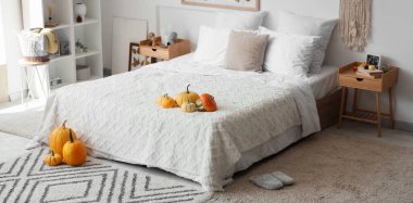 Balkabakları ve sonbahar yapraklarıyla aydınlık yatak odasının içi