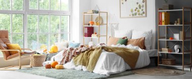 Yatak odasının içinde raf üniteleri ve balkabakları var.