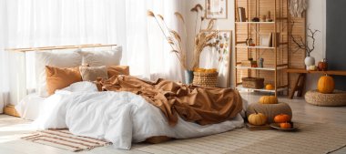 Yatak odasının içinde raf ünitesi, otlar ve balkabakları var.