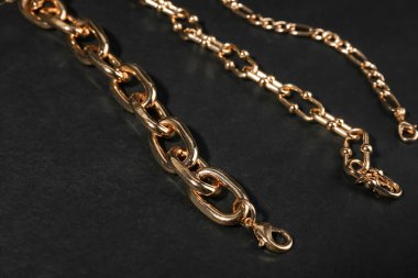 Siyah zemin üzerinde güzel zincir bilezikler