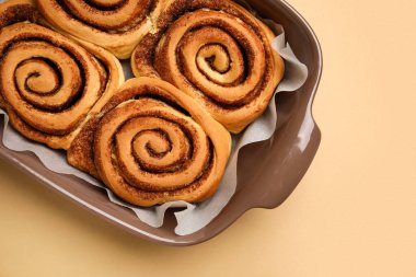 Bej arka planda lezzetli tarçınlı börek pişirme