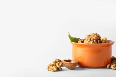 Gri arka planda bir kase lezzetli ceviz