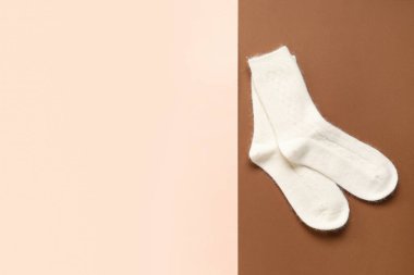 Renkli arka planda sıcak çoraplar