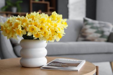 Nergisli vazo ve dergi oturma odasında, yakın plan.