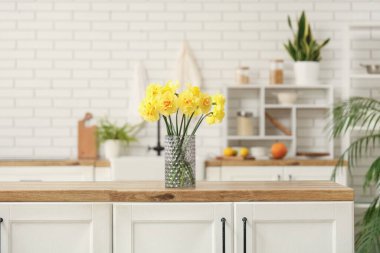 Mutfaktaki cam vazoda bir buket nergis.