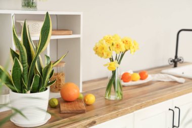 Modern mutfağın içinde güzel bir nergis buketi