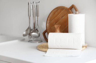 Mutfaktaki tezgahta kağıt havlu ruloları, yakın plan.