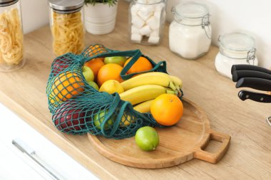 Mutfakta içinde meyve olan ip torbası.