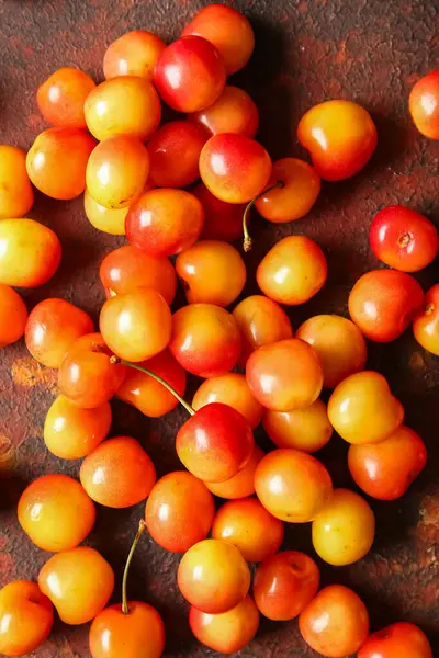 Koyu arkaplanda bir sürü sarı kiraz