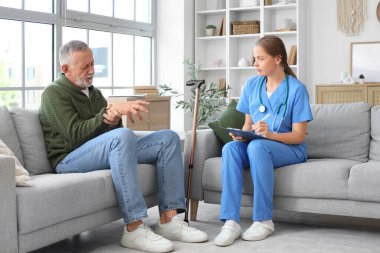 Evde koltuklarda oturan hemşire yüzünden Parkinson sendromu geçiren son sınıf öğrencisi.