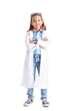 Beyaz arka planda laboratuvar önlüklü şirin küçük kız.