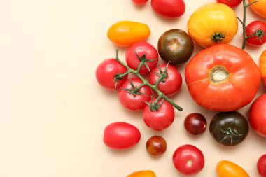 Bej arka planda farklı taze domatesler