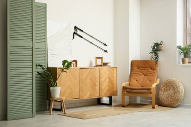 İskandinav yürüyüş direkleri, klozeti ve koltuğu olan ışık odasının içi