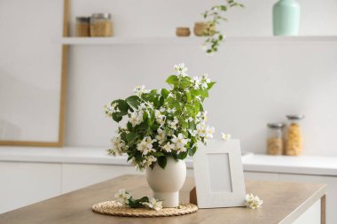 Mutfaktaki boş çerçeveli yasemin çiçekleri vazosu.