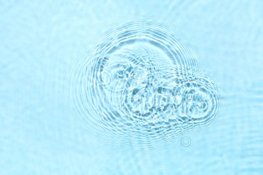 Mavi arkaplanda su sıçraması, üst görünüm