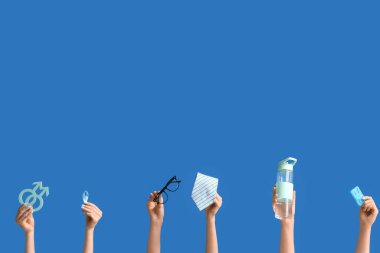 Erkek sembollü kadın elleri, mavi kurdele ve renk arkaplanda aksesuarlar. Prostat Kanseri Farkındalığı Ayı