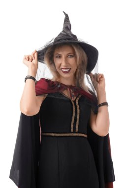 Beyaz arka planda izole edilmiş cadı gibi giyinmiş mutlu olgun kadın. Cadılar Bayramı