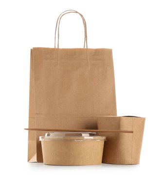 Beyaz arka planda izole edilmiş bir kase dolusu Asya yemeği ve sopa. Yemek dağıtım servisi.