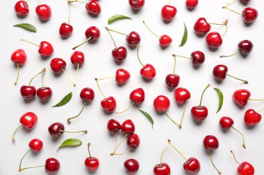 Gri arka planda bir sürü tatlı kiraz