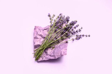 Mor arka planda güzel lavanta çiçekleri olan buruşmuş kağıt.