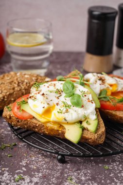 Masada yumurtalı lezzetli sandviçler.