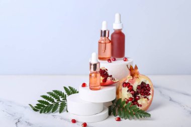 Hafif arka planda gerekli yağ, nar ve eğreltiotu yapraklarından oluşan bir bileşim.