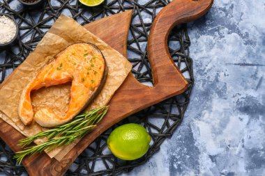 Ahşap ahşap tahta tahtada mavi arka planda limon bifteği.